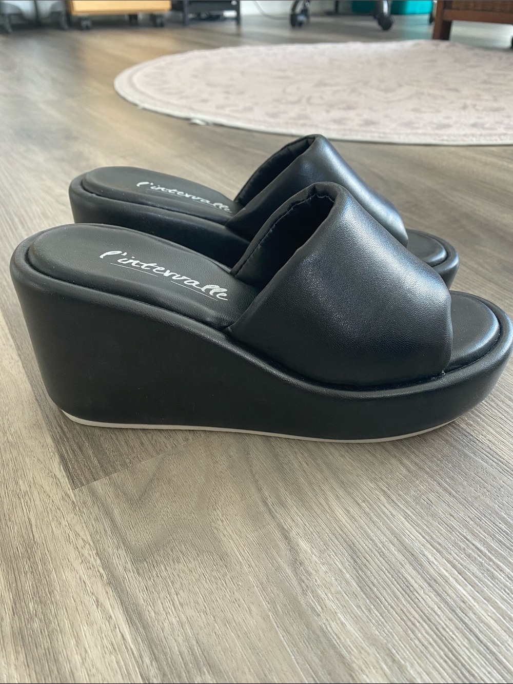 L’intervalle Black Platform Slide Wedges